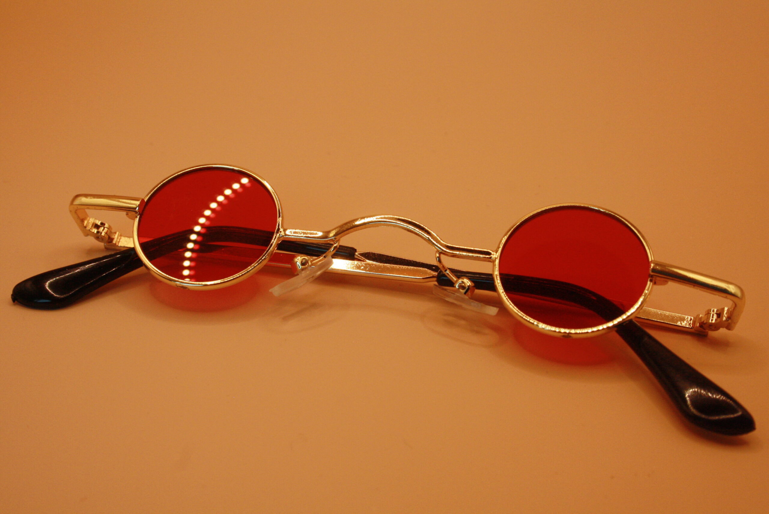 Sonnenbrille-mit-kleinen-runden-Glaesern-von-oben